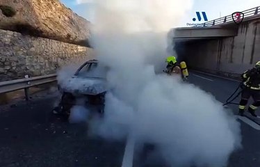 Vídeo de las labores de extinción de un coche en mitad de la autovía en Torremolinos.