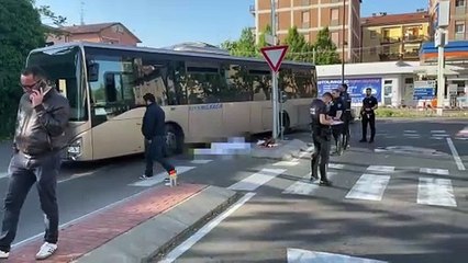 Reggio Emilia, muore travolto in monopattino dall'autobus
