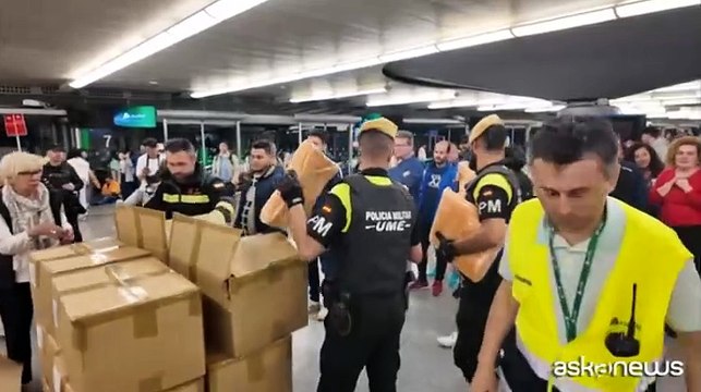 Spagna, blackout da fine del mondo : le stazioni trasformate in accampamenti