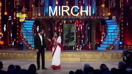 Sugandha Mishra in her Didi avtaar at the 7th Royal Stag Mirchi Music Awards! _ Radio Mirchi