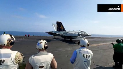 F/A-18Eスーパーホーネット、米将軍の訪問中に空母から発艦