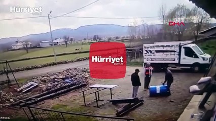 Spiral makinesiyle kesilmek istenen varil, bomba gibi patladı! İşte o anlar...