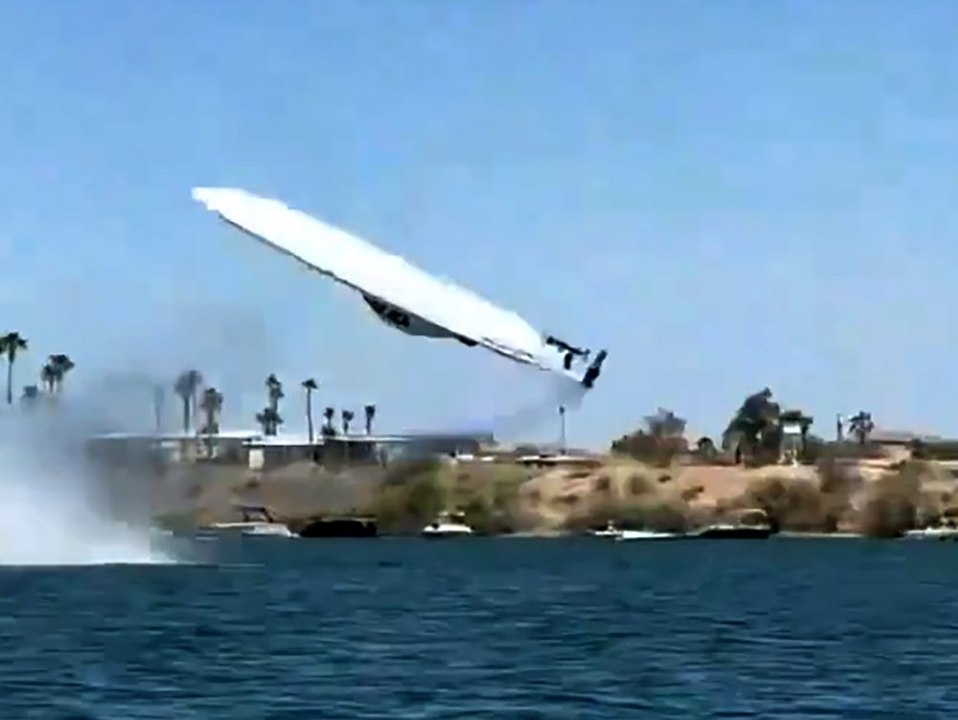 Schnellboot überschlägt sich mit 300 km/h und hebt ab