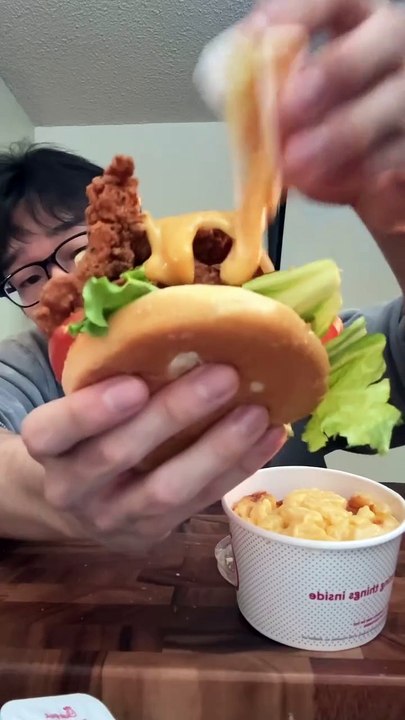 Follow for more ASMR videos🌮🍟 Credits: @samw_k3 #mukbang #asmr #fastfood #asmreating