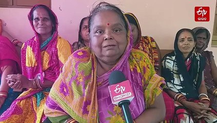 ମାଟିଆ ମଙ୍ଗଳାଙ୍କ ଭିନ୍ନ ପରମ୍ପରା, ପୂଜକ ପରିବାର ମହିଳା ପିନ୍ଧନ୍ତିନି ଶଙ୍ଖା ସିନ୍ଦୂର