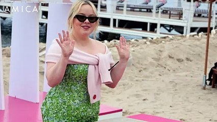 Nicola Coughlan, con il maglione sulle spalle, ricorda Lady Diana