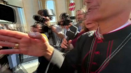 Les cardinaux se réunissent sous les projecteurs des médias avant le conclave