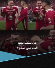 مفاجأة غير متوقعة.. حقيقة سكب داروين نونيز الخمر على محمد صلاح خلال احتفالات ليفربول