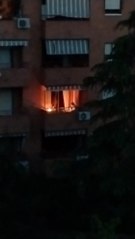 Imprudencia durante el apagón masivo en España: un vecino hace fuego en su terraza