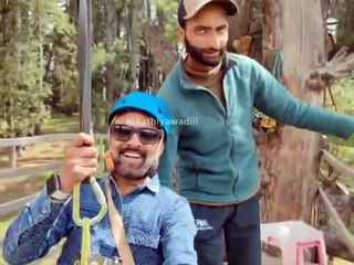 Un homme se filme sur une tyrolienne, alors qu’une attaque terroriste éclate sous ses pieds