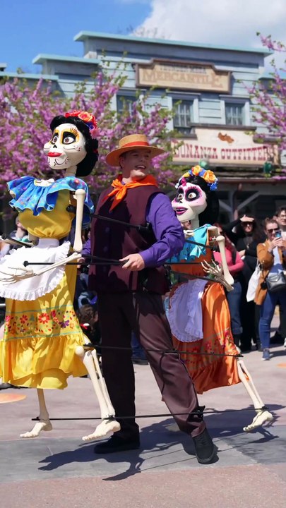 Minnie et sa fanfare défilent dans les rues de Main Street USA et mettent l'ambiance lors du Disney Music Festival !