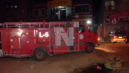 “El humo y cenizas están entrando”: Impactante incendio en una vivienda de Sacaba
