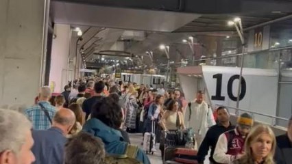 Colas en el aeropuerto de Barajas para conseguir un taxi tras el apagón este lunes