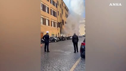 In fiamme la pasticceria Cinque Lune davanti al Senato