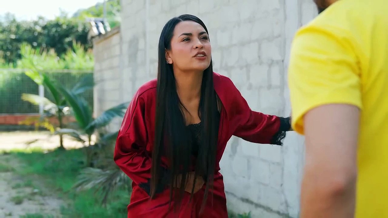 Ek foji GPS ke sath is ne Pata Lagaya kah is bache ka bap kon hay jas Bache ko is ki Patni Janam De Rhi hai