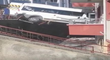 Çorum'da okul servisi apartmana çarptı: Yaralılar var