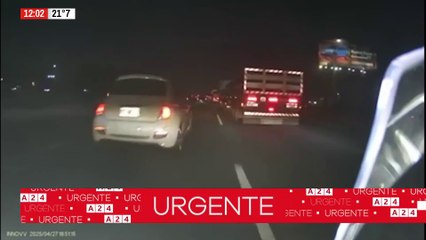 🚨 IMPACTANTE ESCAPE DE UN MOTOCICLISTA DEL ROBO DE SU MOTO EN PLENA PANAMERICANA