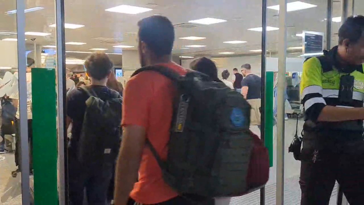 Los trabajadores de Atocha gestionan el caos en los trenes de Larga Distancia un día después del apagón