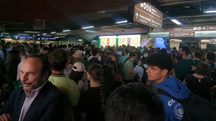 Los trabajadores de Atocha gestionan el caos en los trenes de Larga Distancia un día después del apagón