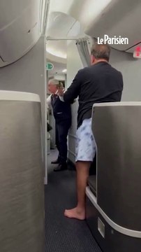 Une passagère tente d'entrer dans le cockpit d'un avion