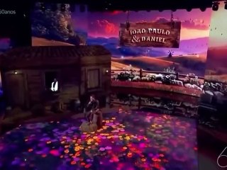 Daniel se emociona ao cantar com projeção de João de Paulo e web reage