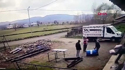 Varil patladı, atölye bir anda savaş alanına döndü!