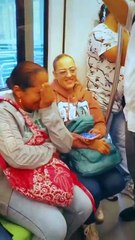 Juanes sorprendió a los pasajeros del metro de Medellín con una presentación