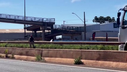 Deu ruim! Homem cruza de moto passarela da PRc-467, é flagrado pela PRE e leva multa de R$ 880,41