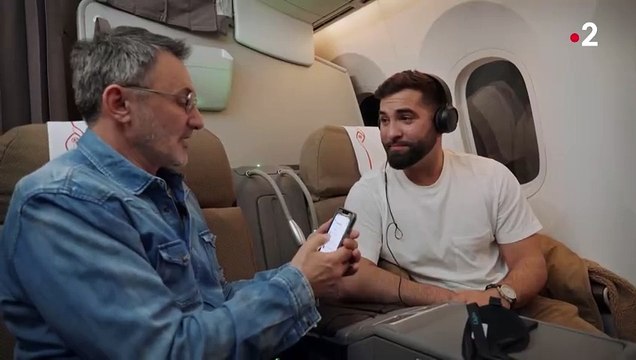 Kendji Girac craque et pleure en recevant un message de sa fille Eva Alba et de Soraya, sa femme dans Rendez-vous en terre inconnue sur France 2