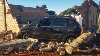 Câmera flagra carro avançando preferencial e atingindo obra no Bairro São Cristóvão em Cascavel