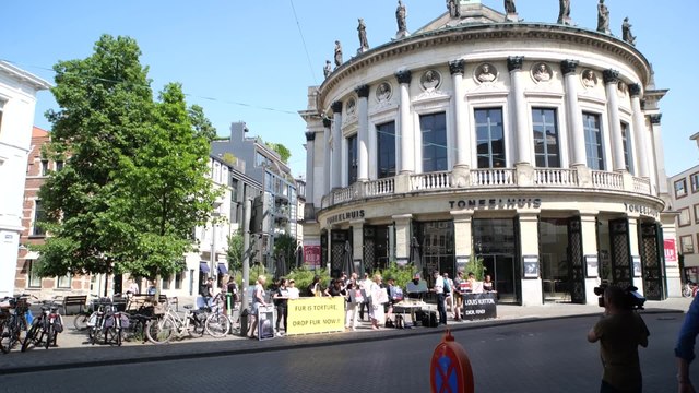 La boutique Louis Vuitton à Anvers ciblée lors d’une manifestation contre la fourrure