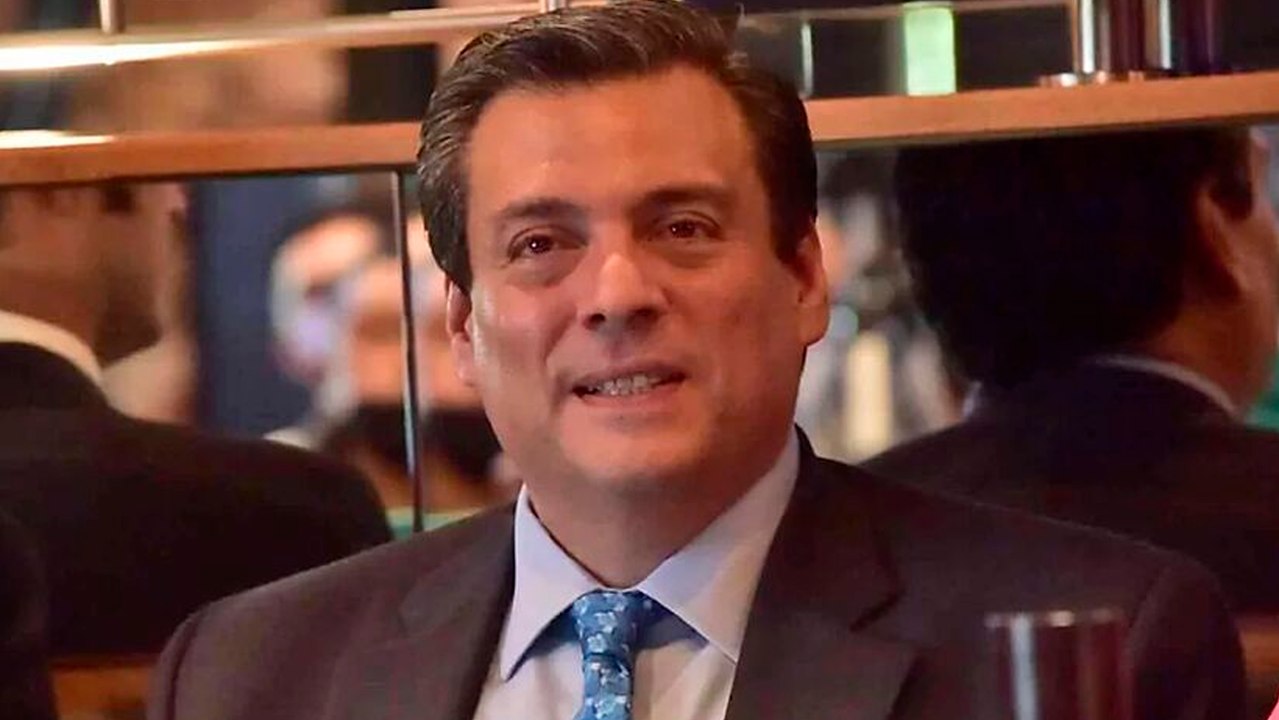 Mauricio Sulaimán presume el cinturón que se podría llevar Canelo Álvarez de vencer a William Scull