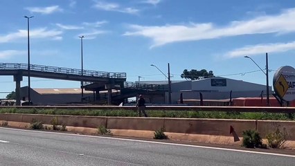 Motociclista é flagrado circulando sobre passarela da PRC-467 em Cascavel