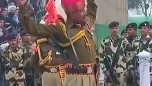 Se hace viral curioso video del cambio de guardia en la frontera entre India y Pakistán