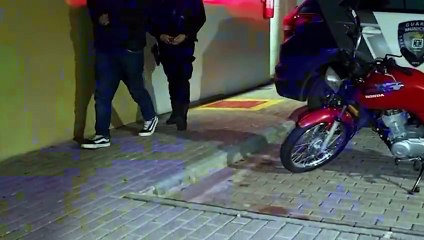 Homem que responde por tráfico é preso com moto furtada no Bairro Floresta