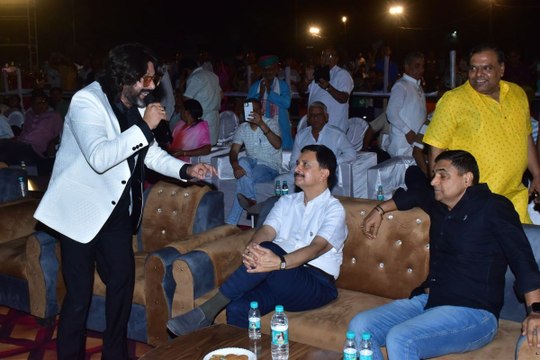 आ तो सुरगा ने शरमावे, इण धरती पर देव रमण ने आवै, आ धरती धोरां री...