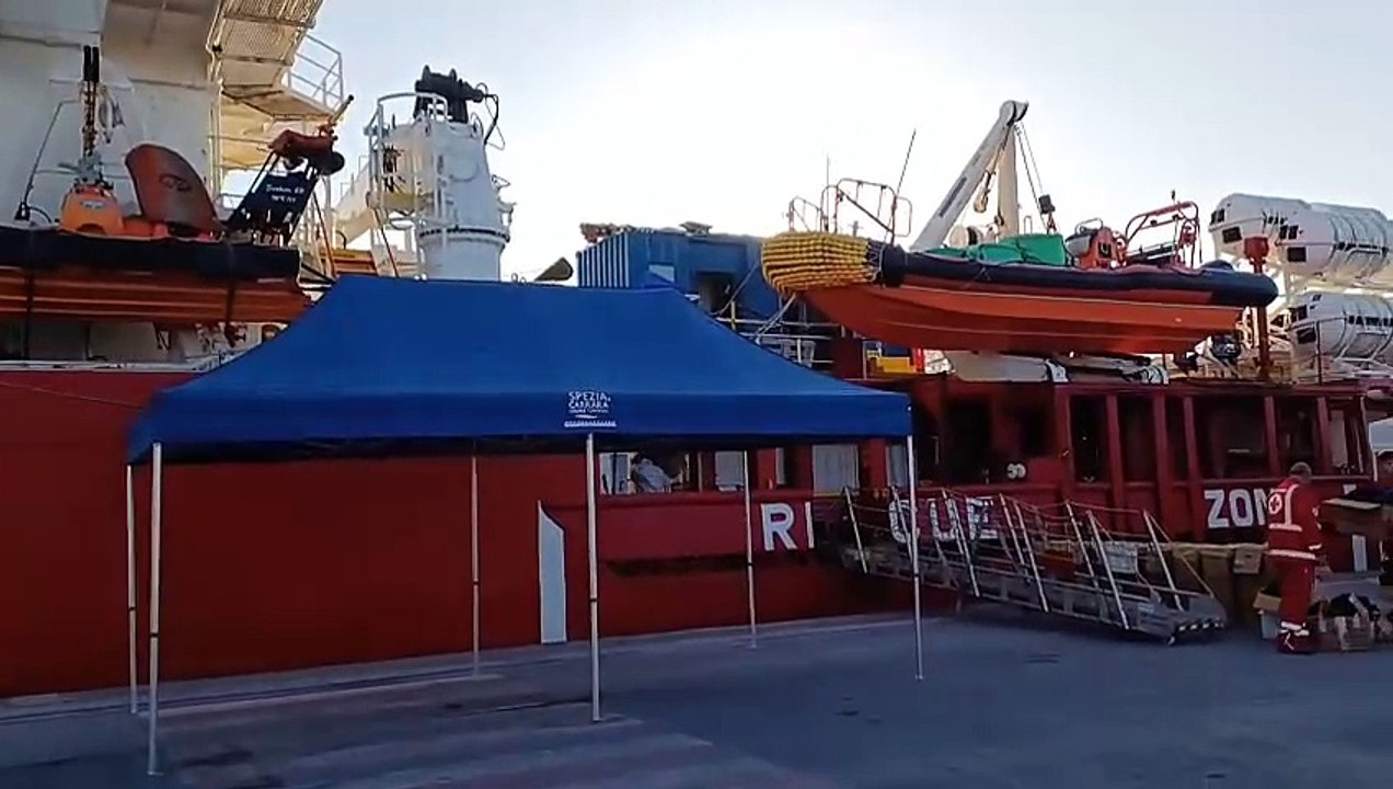 A Carrara arriva la Ocean Viking con 126 persone a bordo salvate in mare