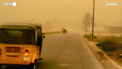 La sabbia avvolge l'Iraq centrale, la tempesta "inghiotte" auto e abitazioni