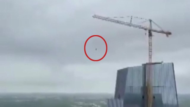 [영상] 도심 건설현장서 '공중 그네 놀이'?...위험천만 순간 포착 / YTN