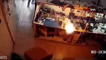 Cep telefonu bataryası bomba gibi patlayarak yandı!