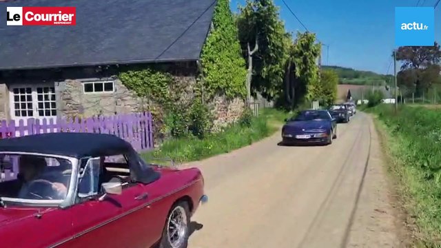 Le défilé des voitures anciennes au Tour du Mené 2025