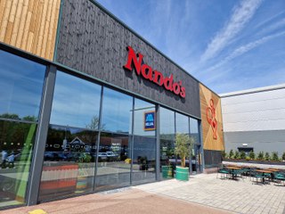 Delicious Nando's Chickle Burger Review at Derby's New Meteor Retail Park 🍔