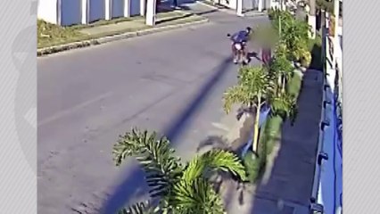 Motociclista é suspeito de importunação sexual ao dar tapa nas nádegas de mulher no Antares