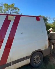 Ambulância falsa com milhares de cigarros contrabandeados é flagrada após motorista bater contra árvore em SC