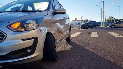 Ford Ka e Fiat Palio se envolvem em forte colisão no Centro de Cascavel