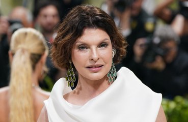 Linda Evangelista faz desabafo sobre procedimento estético fracassado: 'Tentando me amar'