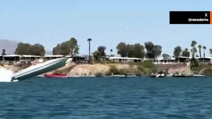 Arizona’daki Desert Storm etkinliğinde 320 km/s hızla havalanan sürat teknesi – Şaşırtıcı anlar videoda