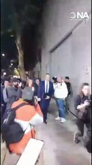Yamil Santoro llegó con su Bulldog rescatada al debate de candidatos porteños en el canal de la Ciudad.