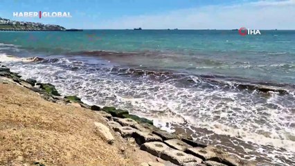 Tekirdağ'da poyraz sonrası deniz yüzeyi kızıl yosunla kaplandı