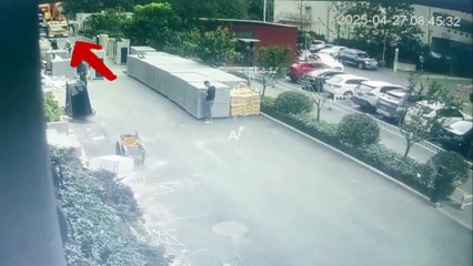 VIDEO: ¡Casi no la cuenta! Obrero se salva por ‘centímetros’ del colapso de una grúa